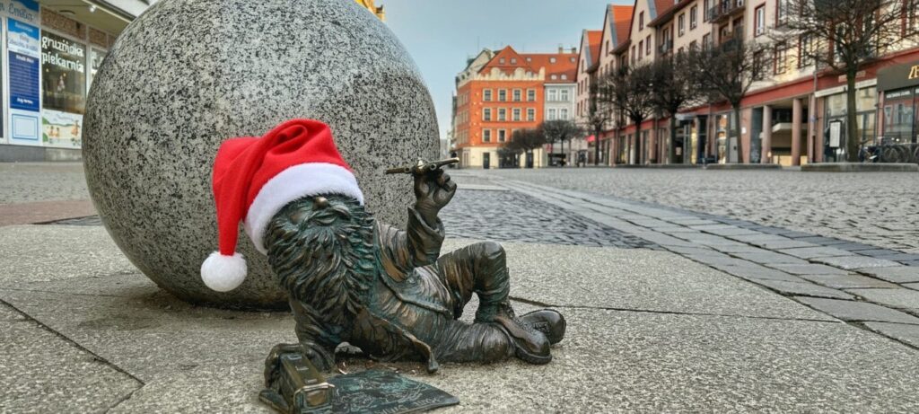 ვროცლავის ცნობილი ბრინჯაოს ჯუჯა საშობაო ქუდში - ქალაქის სიმბოლო