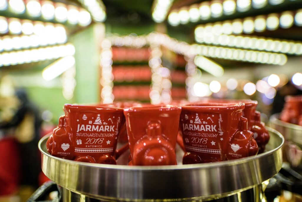 გლინტვეინი ჩექმის ფორმის კერამიკულ ფინჯანში - ვროცლავის საშობაო ბაზრობის ტრადიციული ფინჯანი