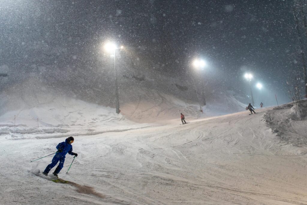 საღამოს სრიალი განათებულ სათხილამურო ტრასებზე