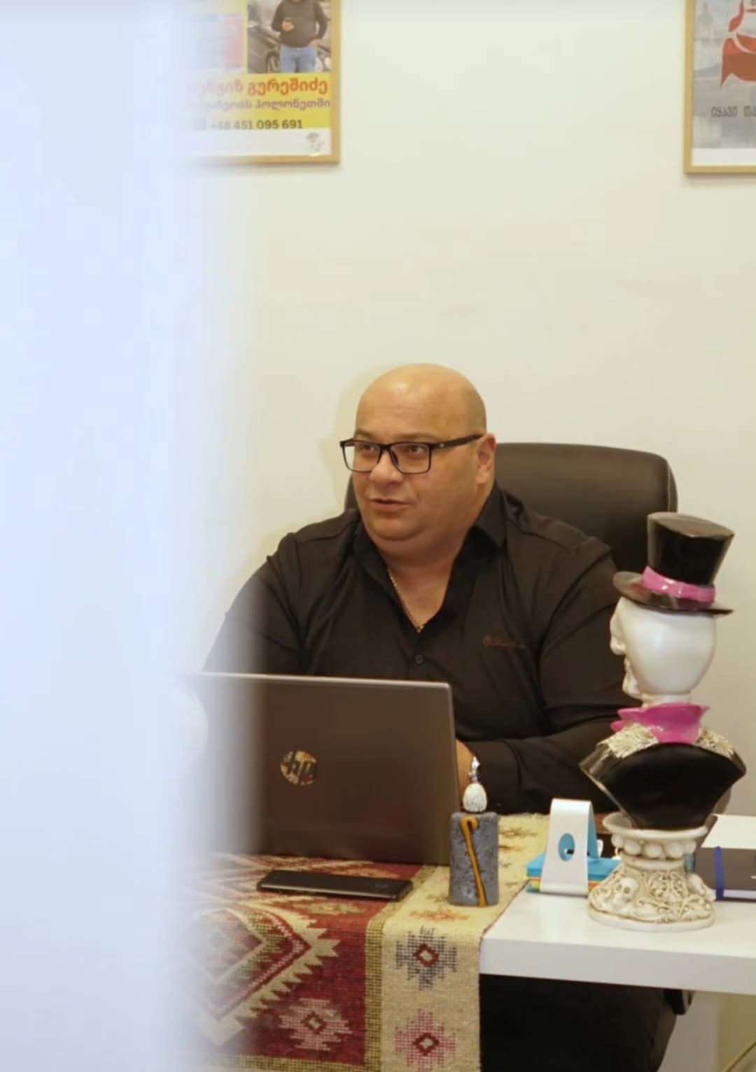 პოლონეთში ლეგალიზაციის სერვისის ქართველი თანამშრომელი ინტერვიუს დროს